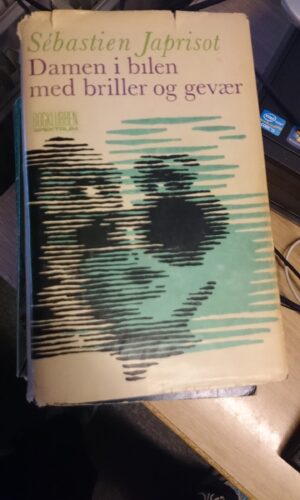 Damen i bilen med briller og gevær. Sebastien Japrisot