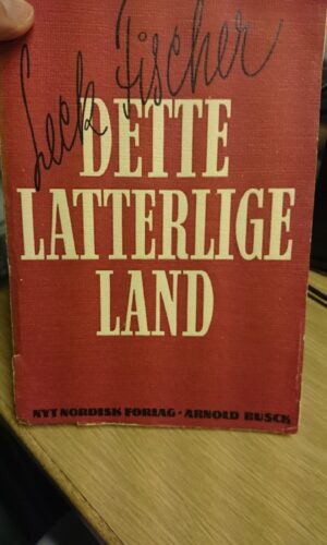 Dette latterlige land. Leek Fischer