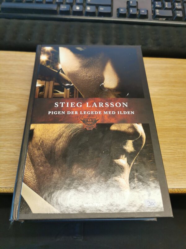 Pigen der legede med ilden - Stieg Larsson