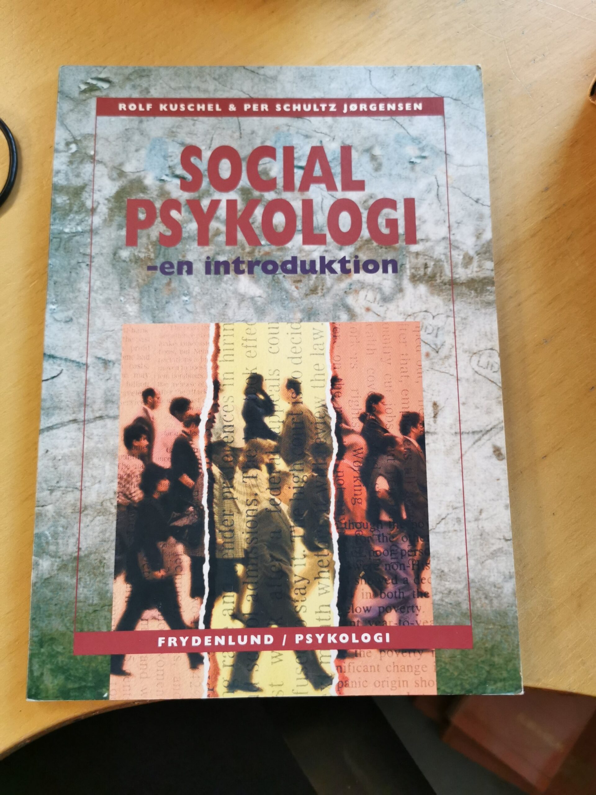 Social psykologi - en introduktion. Af Rolf Kuschel og Per Schultz Jørgensen