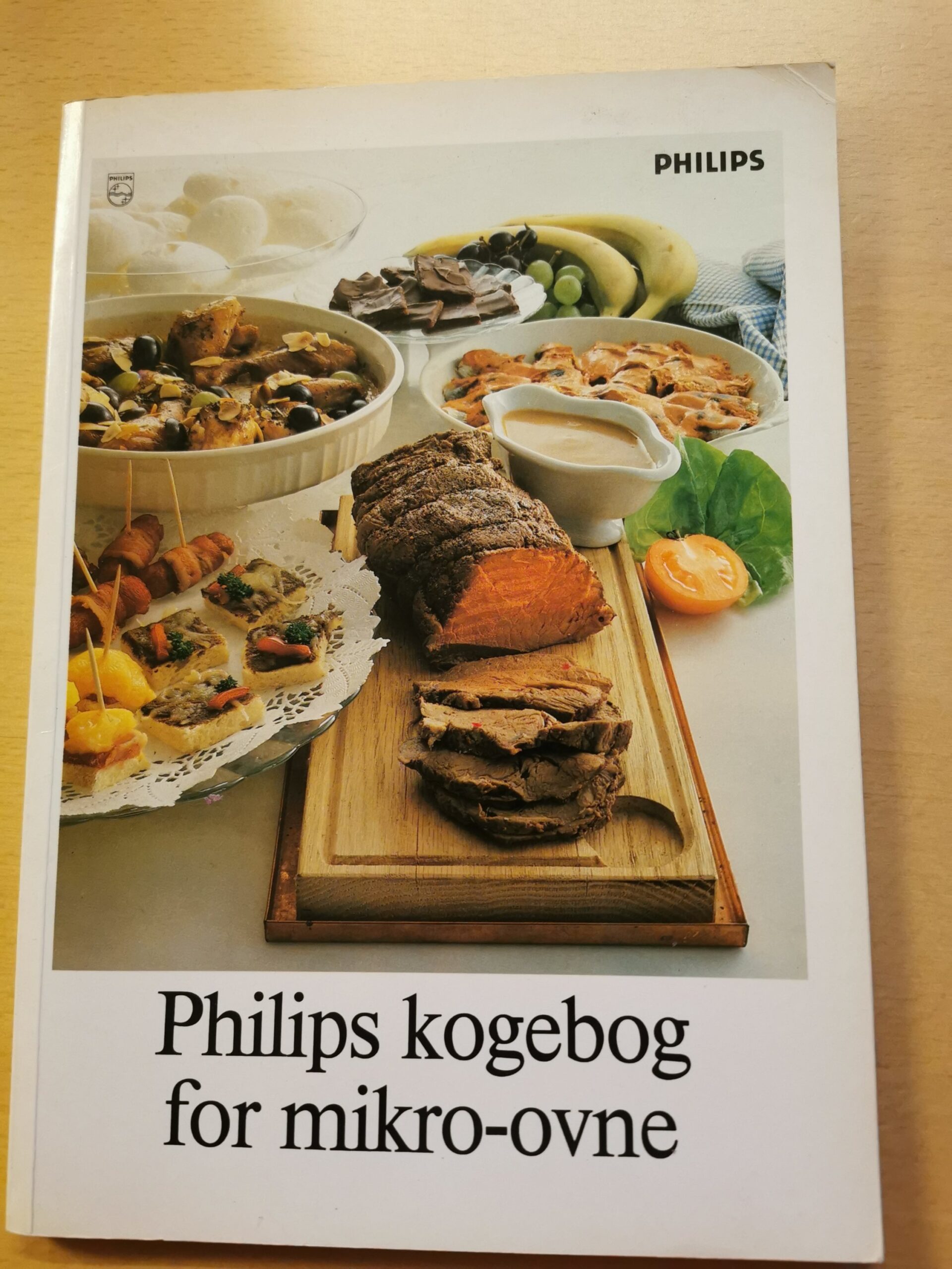 Karolines børne køkken 1. Voksne og børn laver mad. Udgivet af Danske mejeriers fællesorganisation.