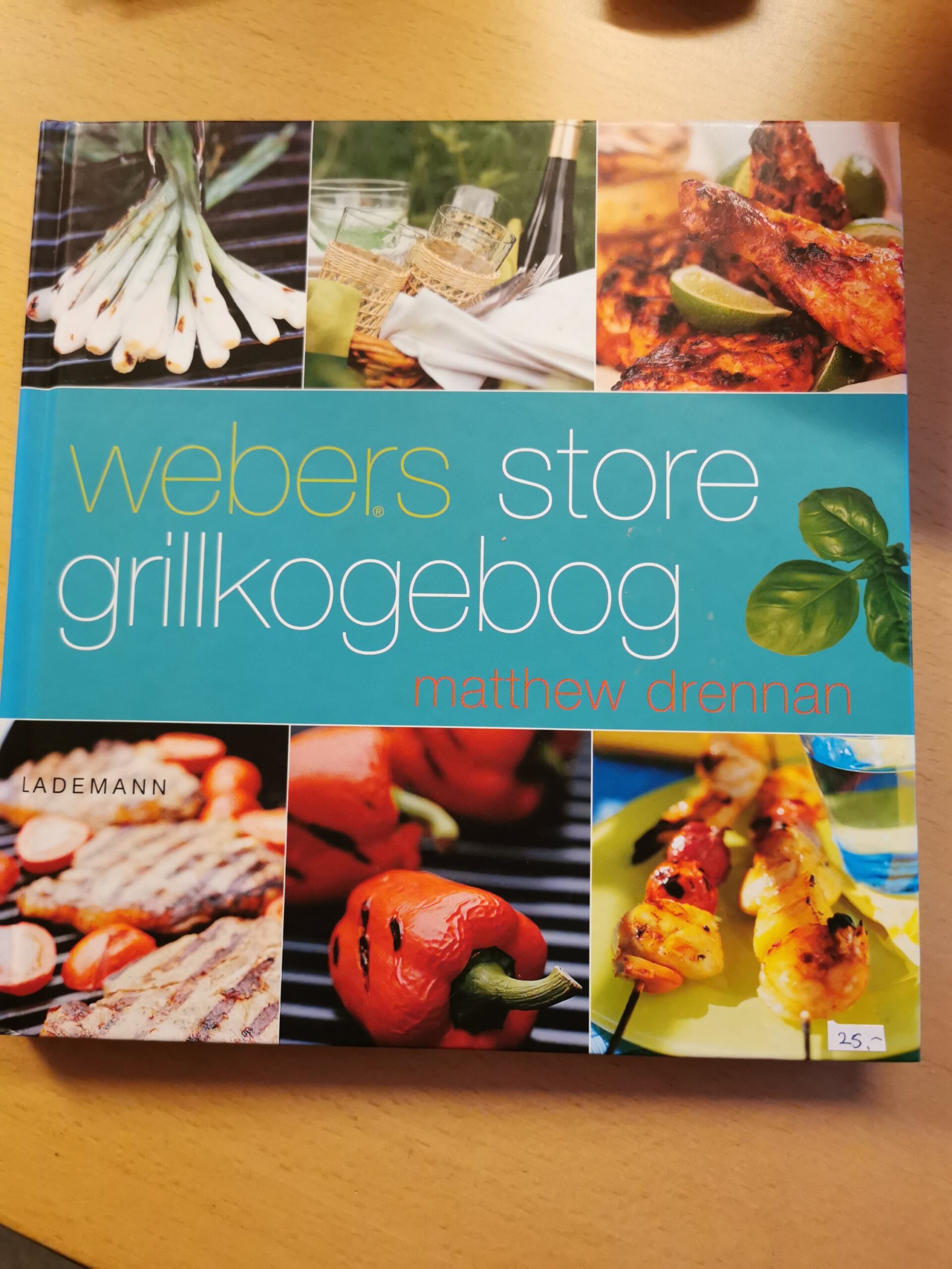 Webers store grillkogebog. Af Matthew Drennan.