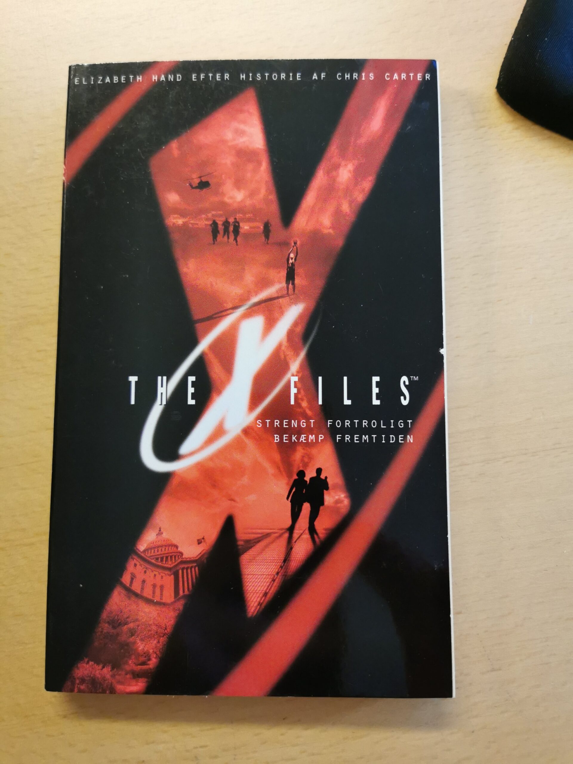The X files. Strengt fortroligt, bekæmp fremtiden. Af Elizabeth Hand