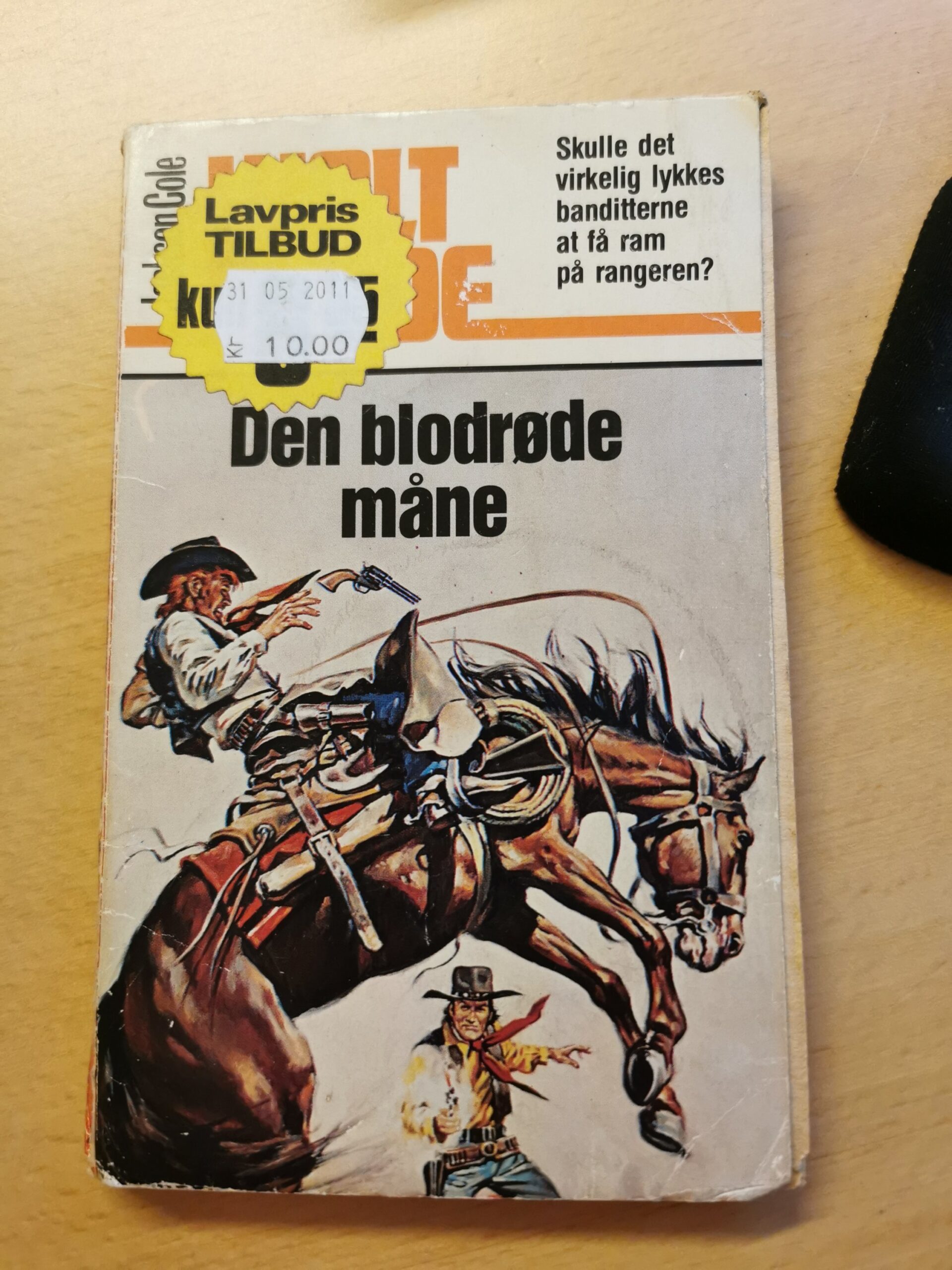 Walt Slade, Den blodrøde måne. Af Jackson Cole.