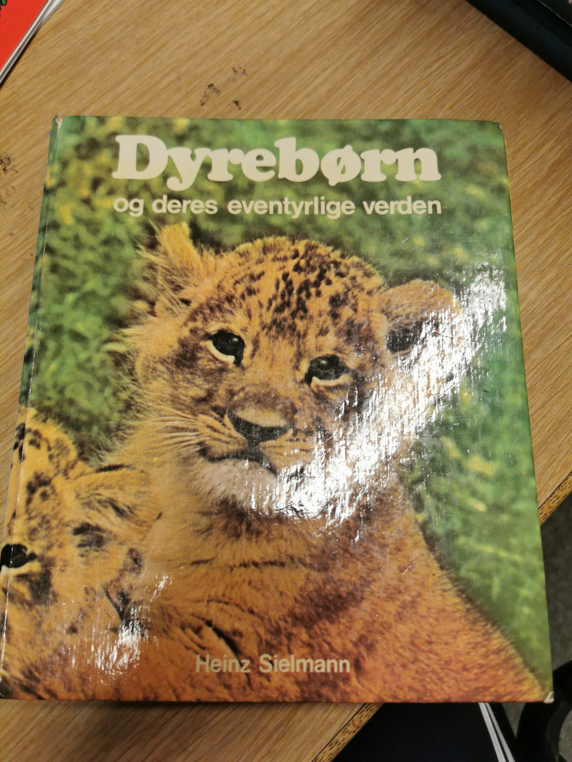 Dyrebørn og deres eventyrlige verden. Af Heinz Sielmann