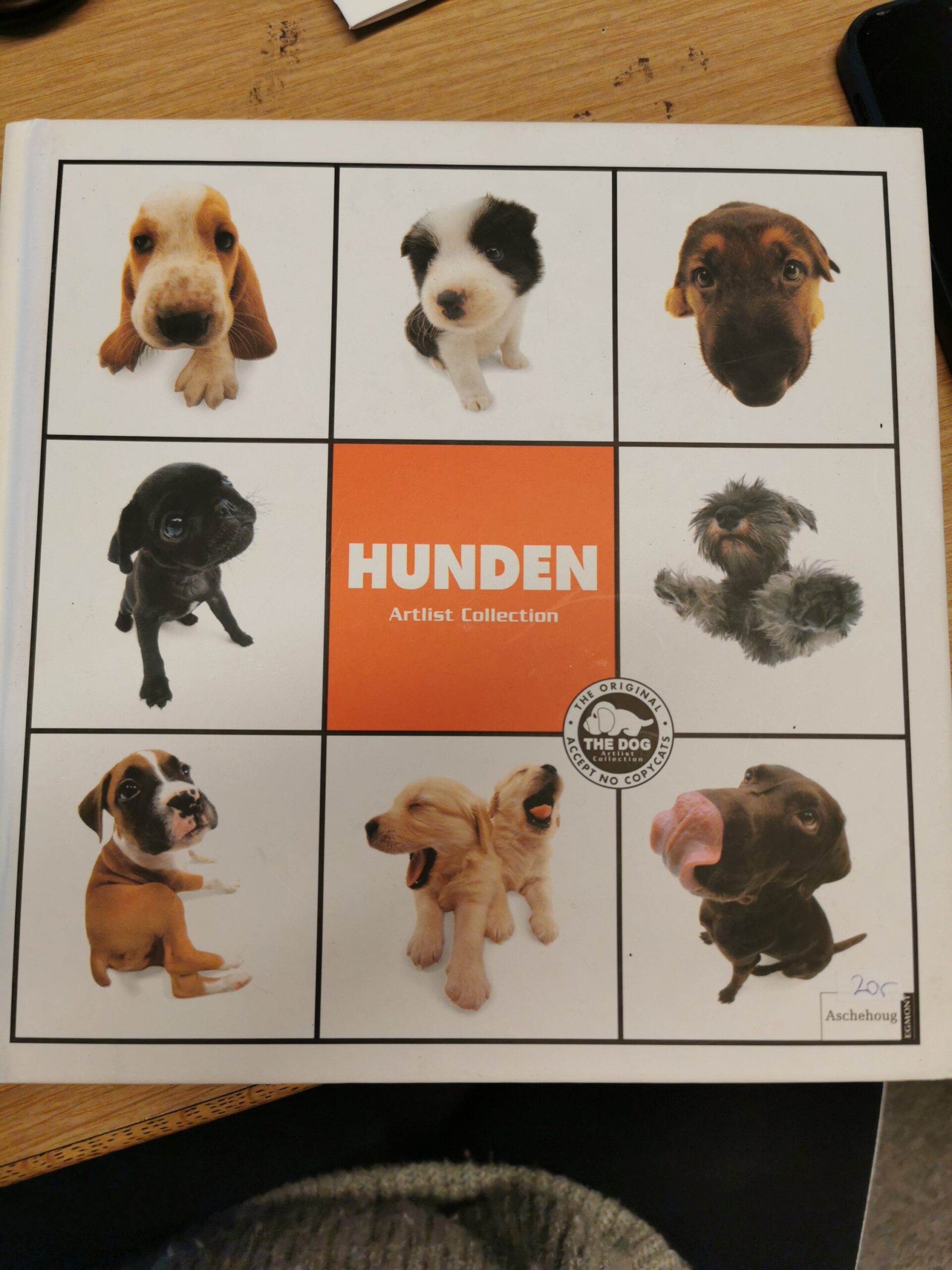 Hunden - artlist collection. Oversat af Dorte Andersson