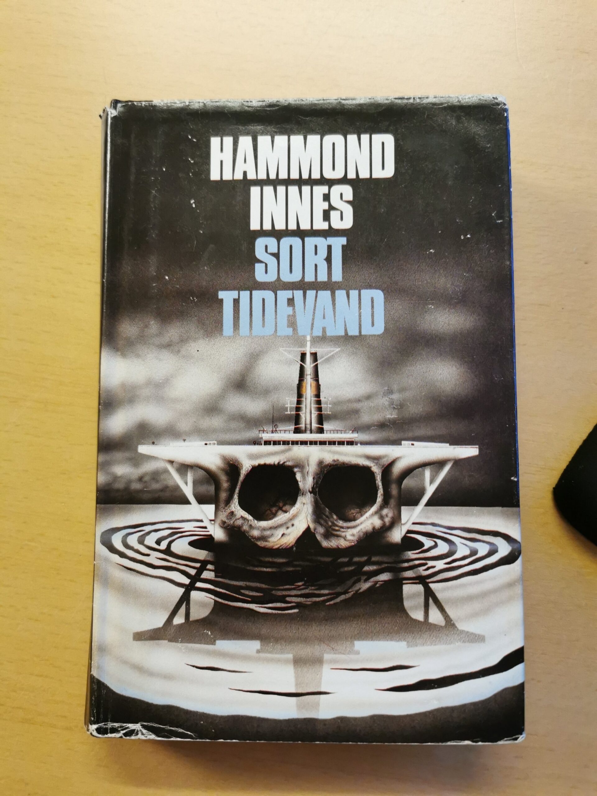 Sort tidevand. Af Hammond Innes.