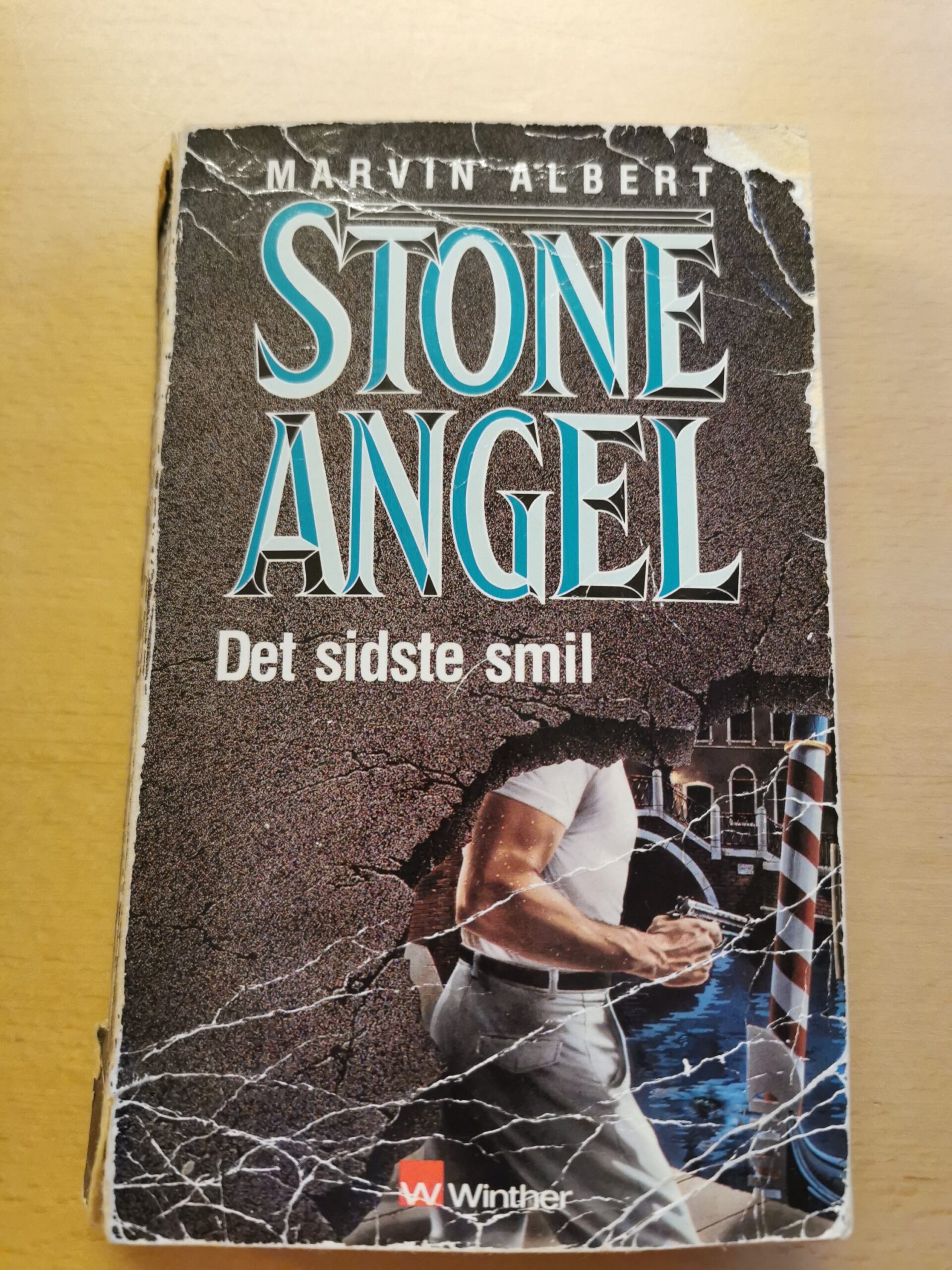 Stone Angel - det sidste smil. Af Marvin Albert.