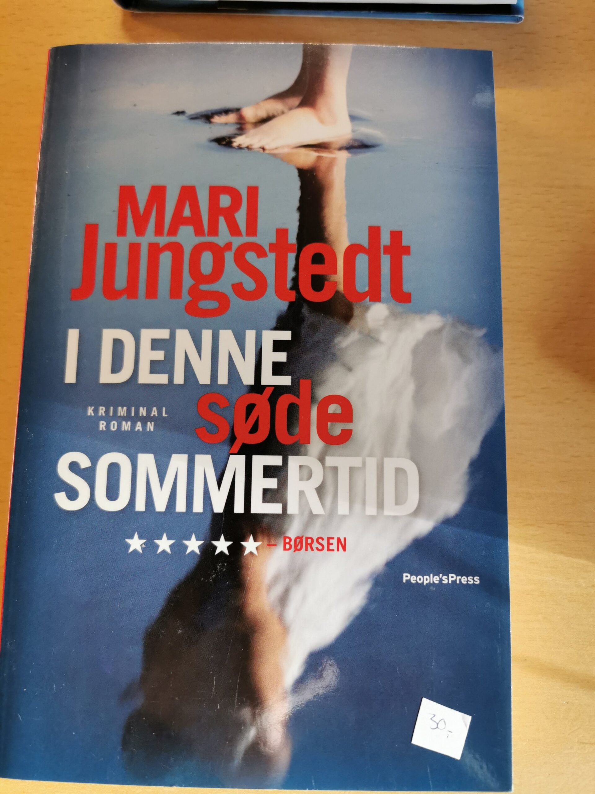 I denne søde sommertid. Af Mari Jungstedt.