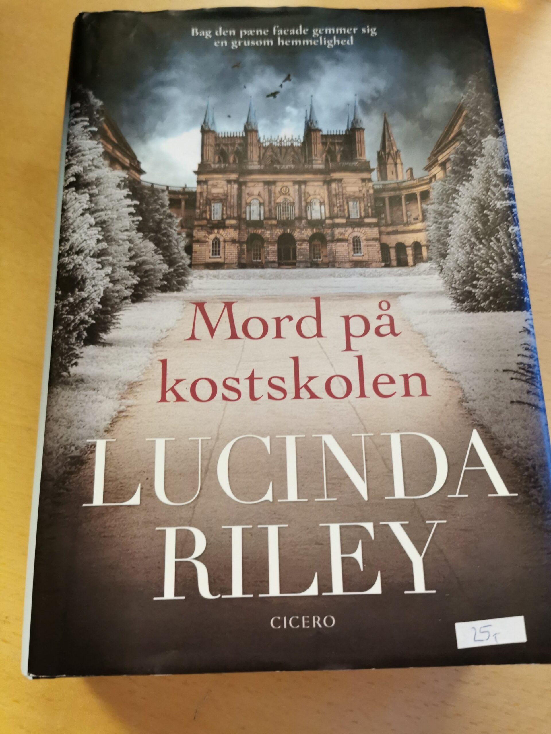 Lucinda Riley: Mord på kostskolen
