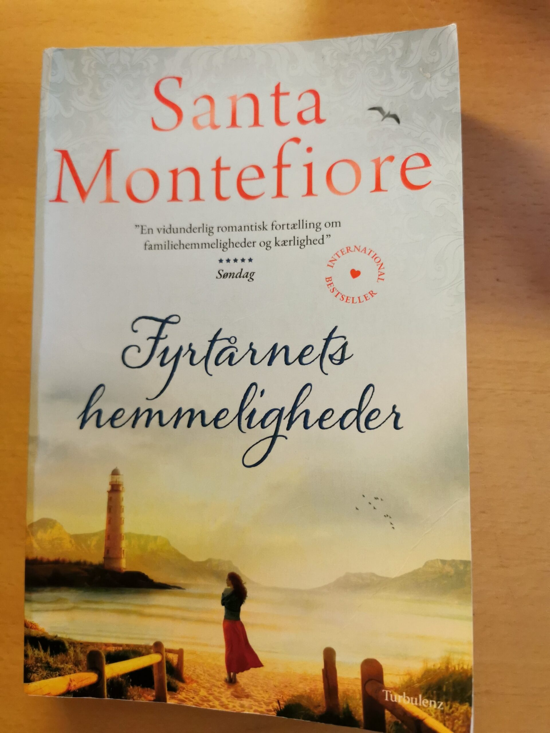 Fyrtårnets hemmeligheder, Santa Montefiore