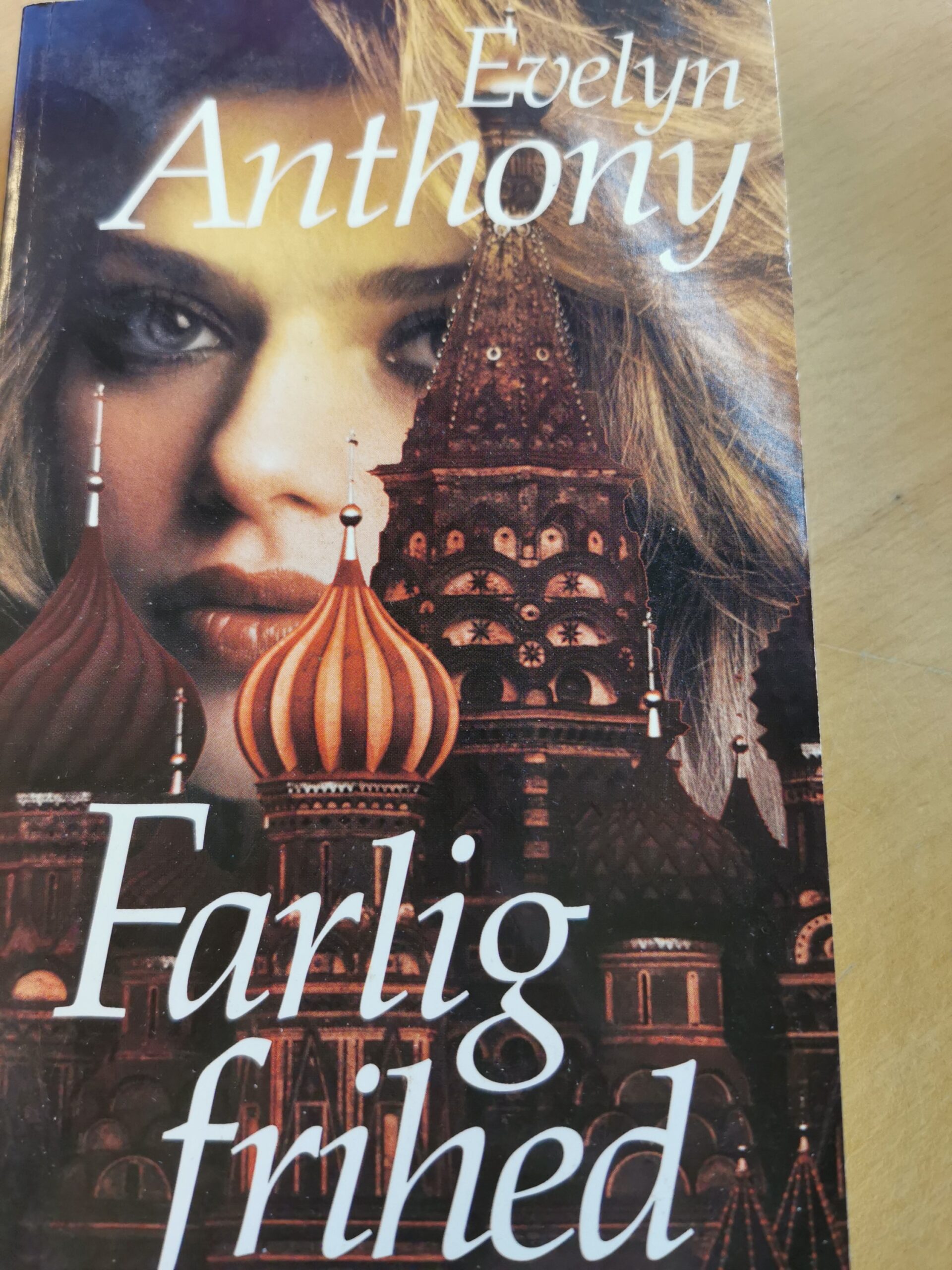 Farlig frihed - Evelyn Anthony