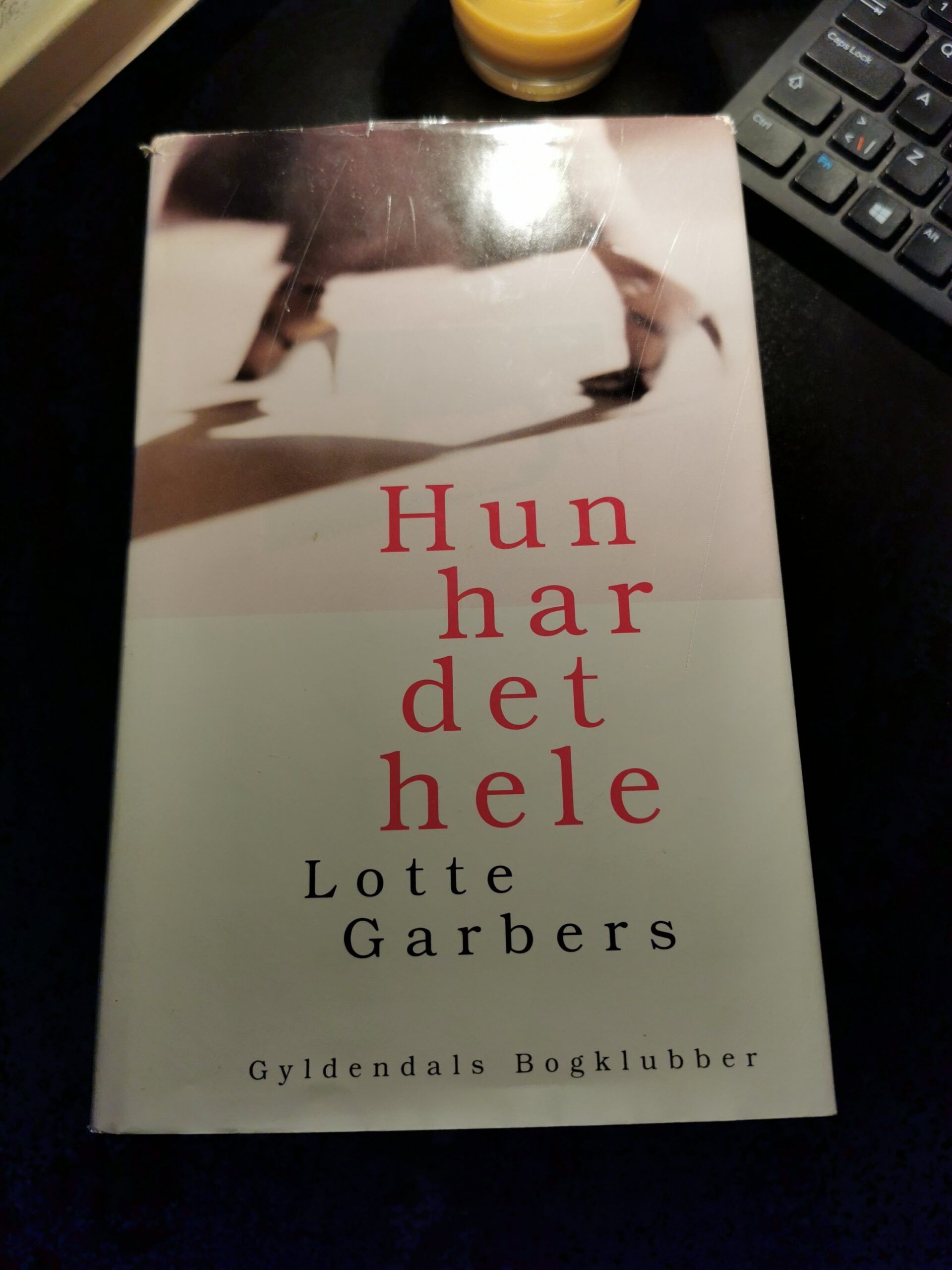 Hun har det hele