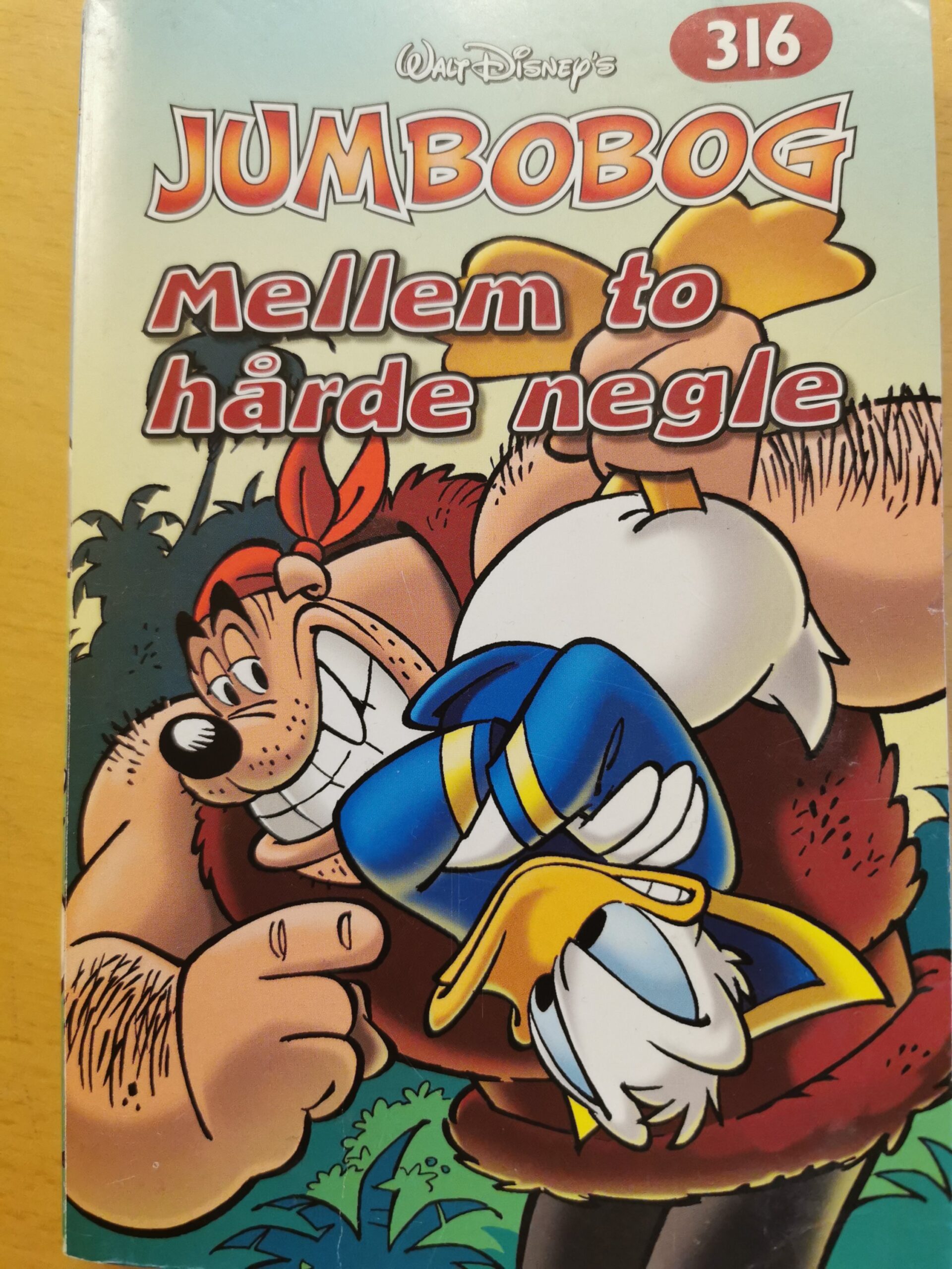 Mellem to hårde negle - Jumbobog - Disneys - 316