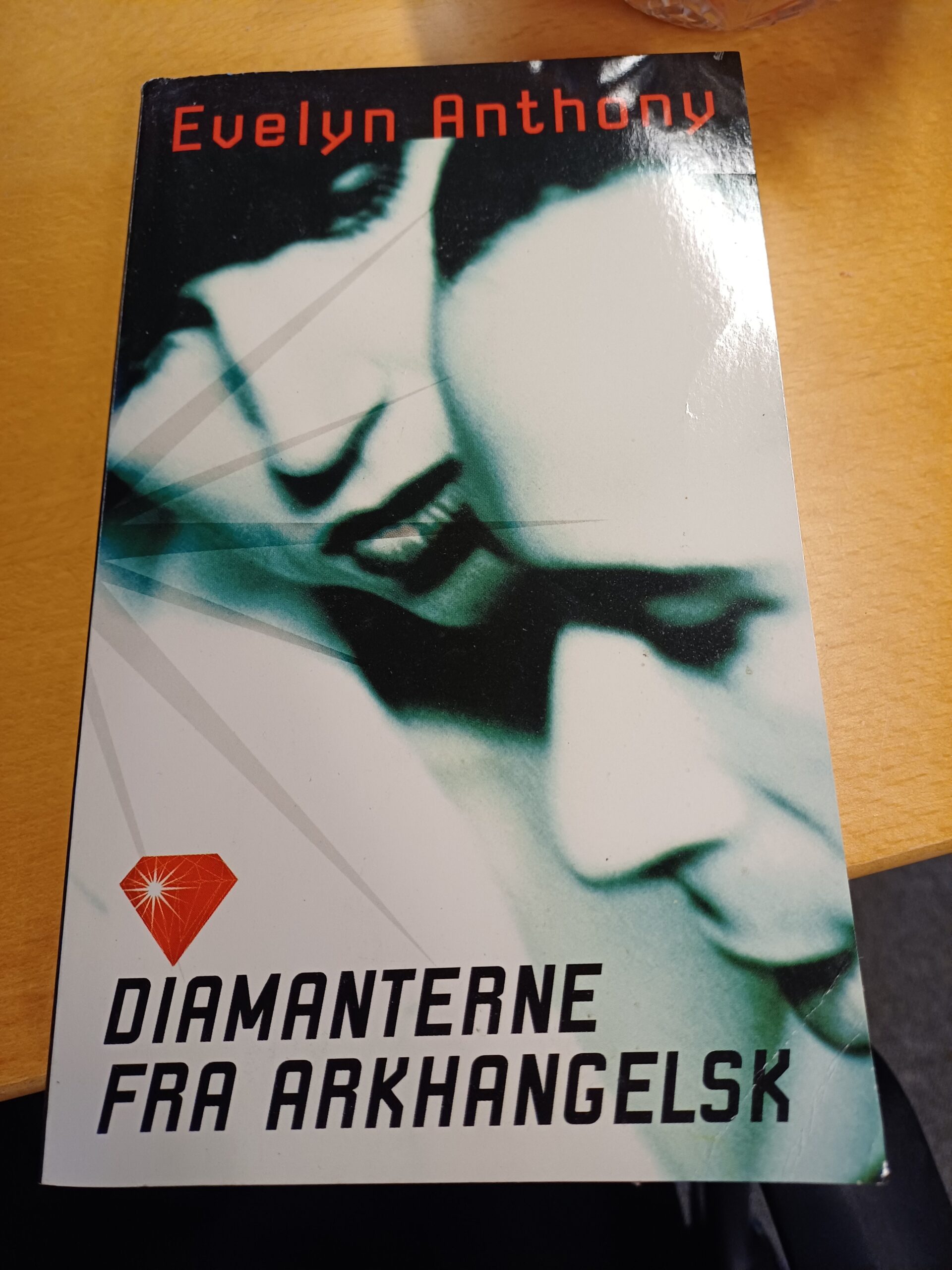 Diamanterne fra Arkhangelsk - Evelyn Anthony