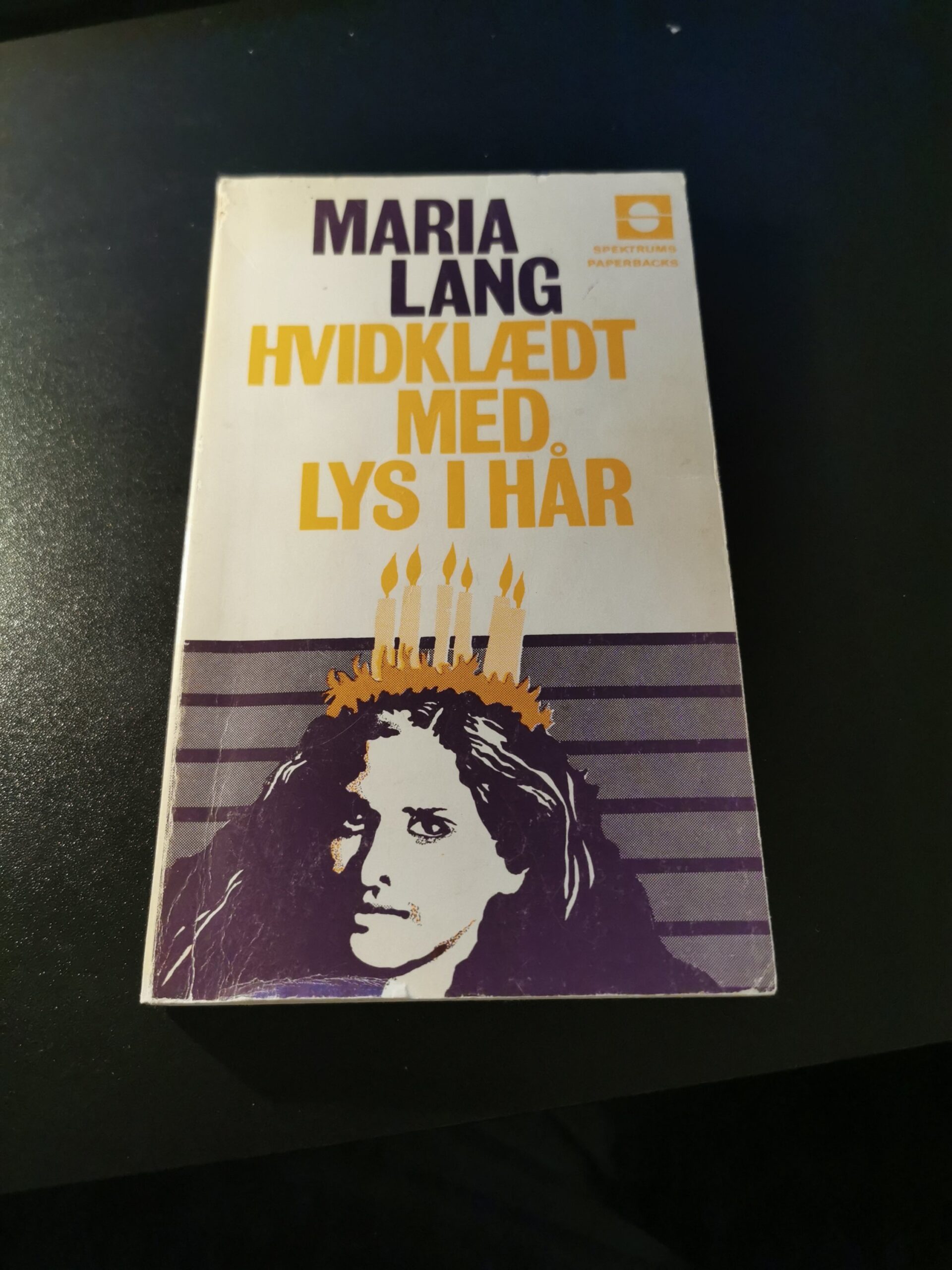 Hvidklædt med lys i hår - Maria Lang