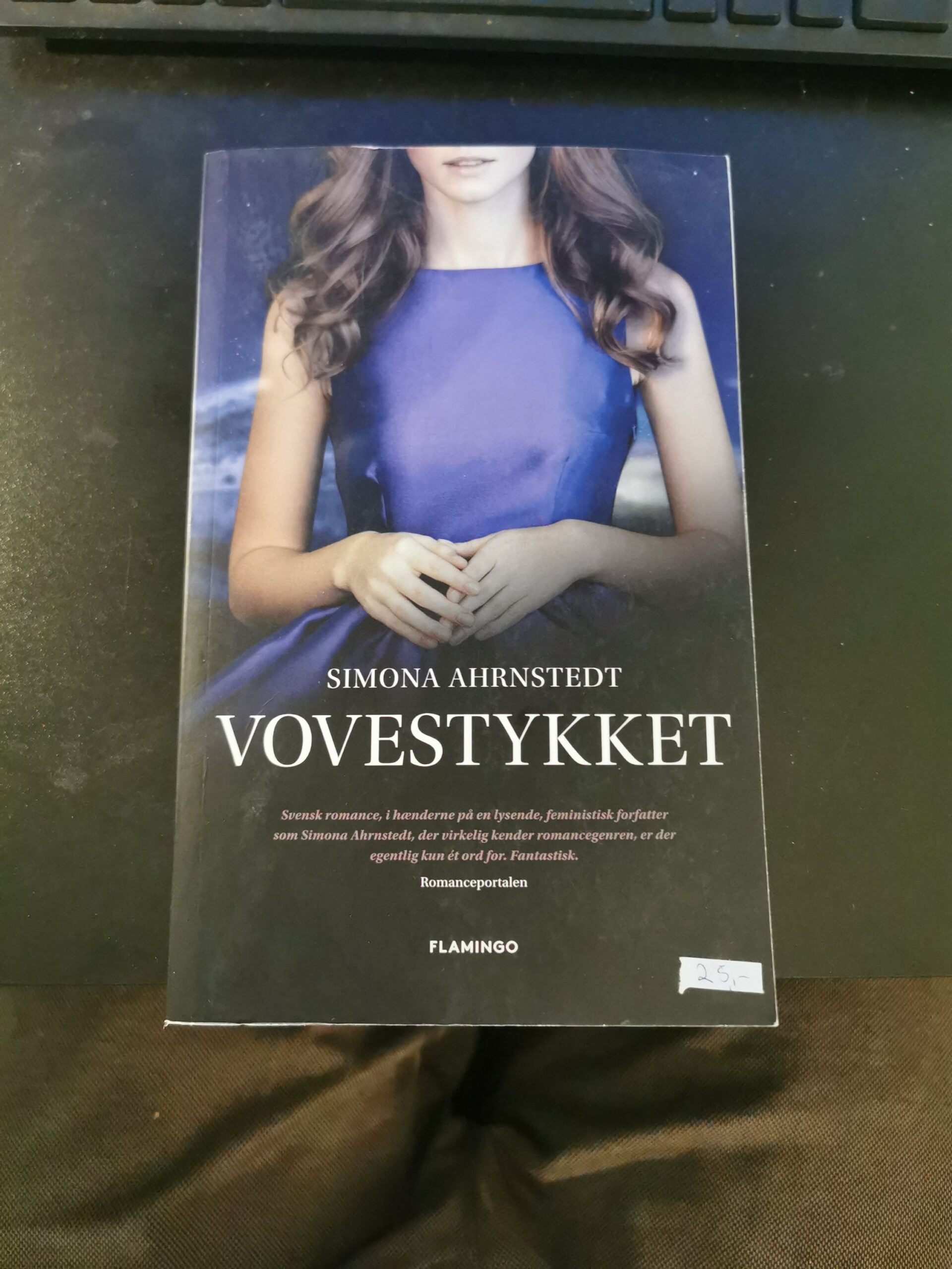 Vovestykket, Simona Ahrnstedt