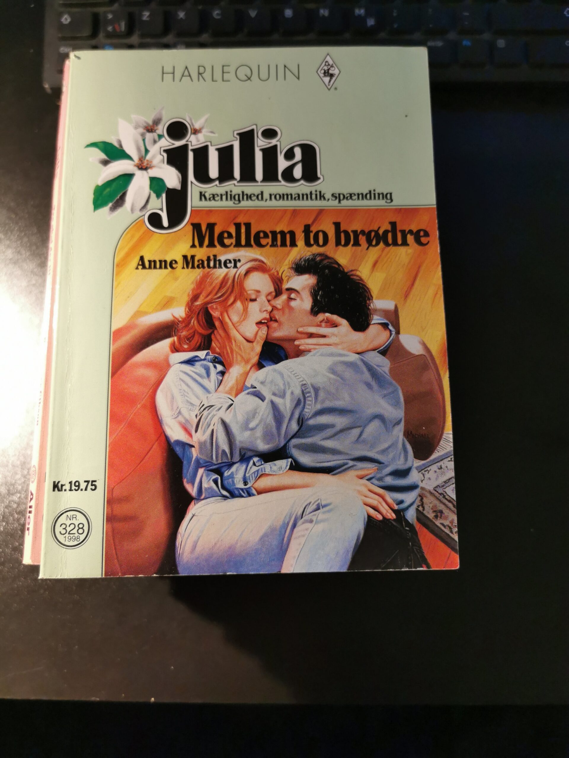 Mellem to brødre, Anne Mather, Julia, Nr. 328 / 1998