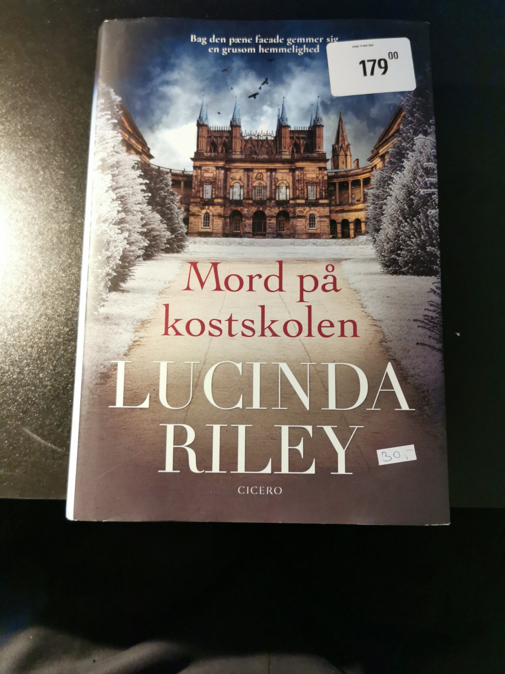 Mord på kostskolen, Lucinda Riley