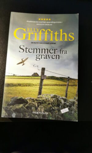 Stemmer fra graven, Elly Griffiths