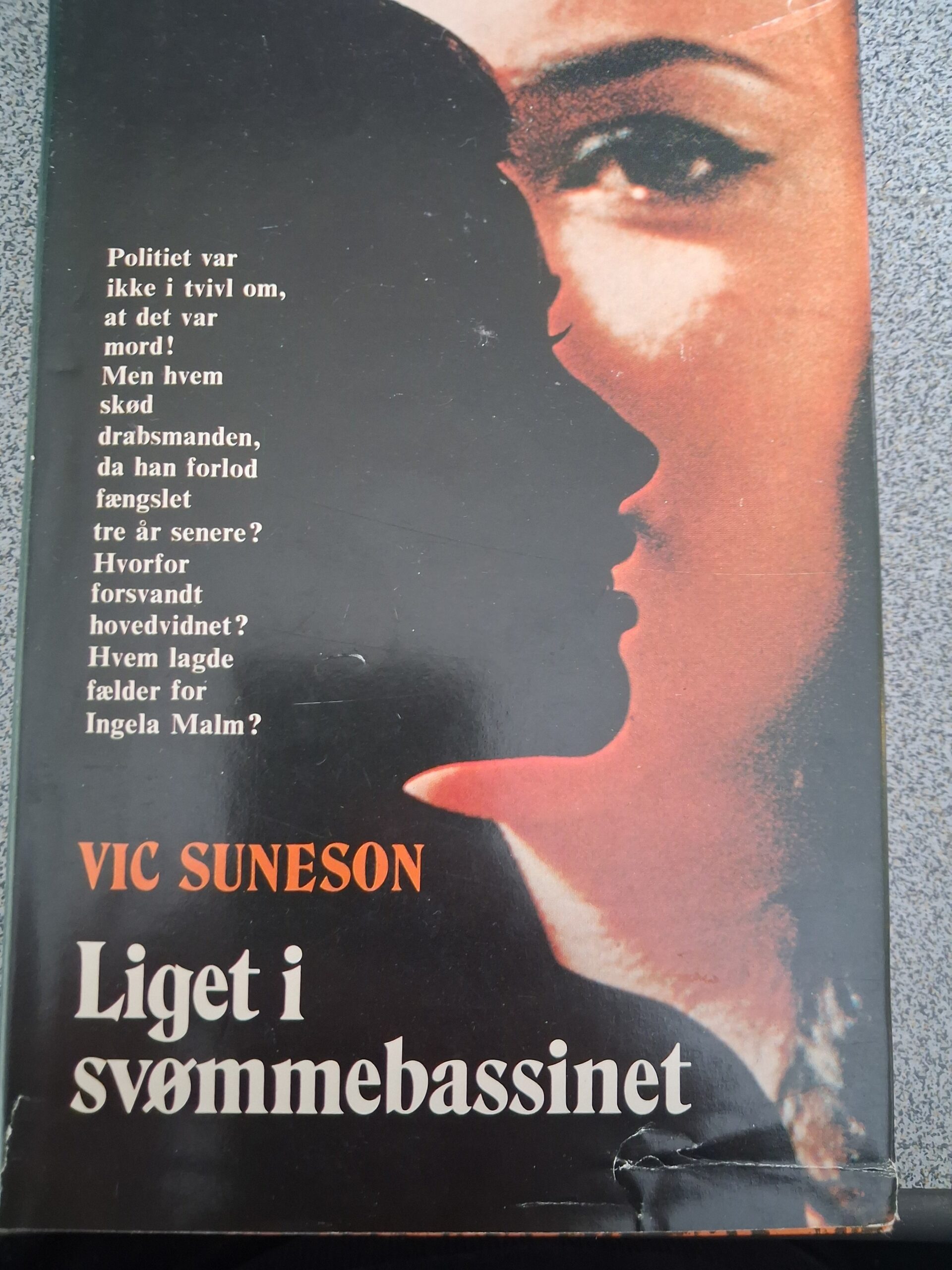 Liget i svømmebassinet - Vic Suneson