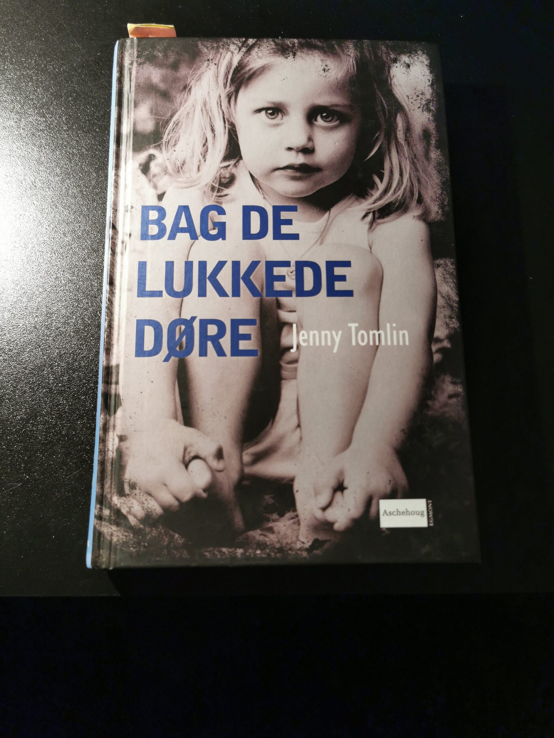 Bag de lukkede døre, Jenny Tomlin