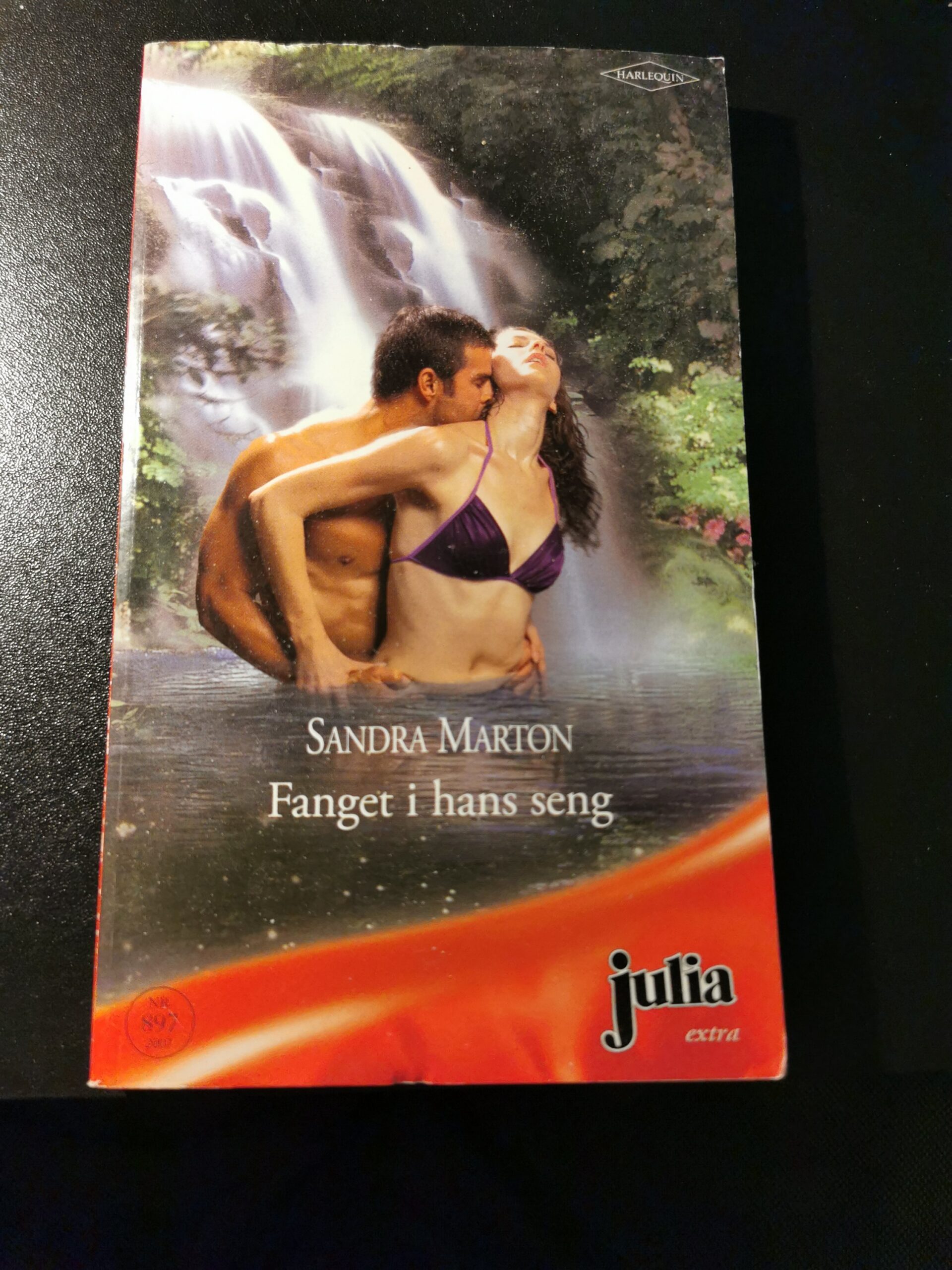 Fanget i hans seng - Sandra Marton - Harlequin - Nr 897/2007