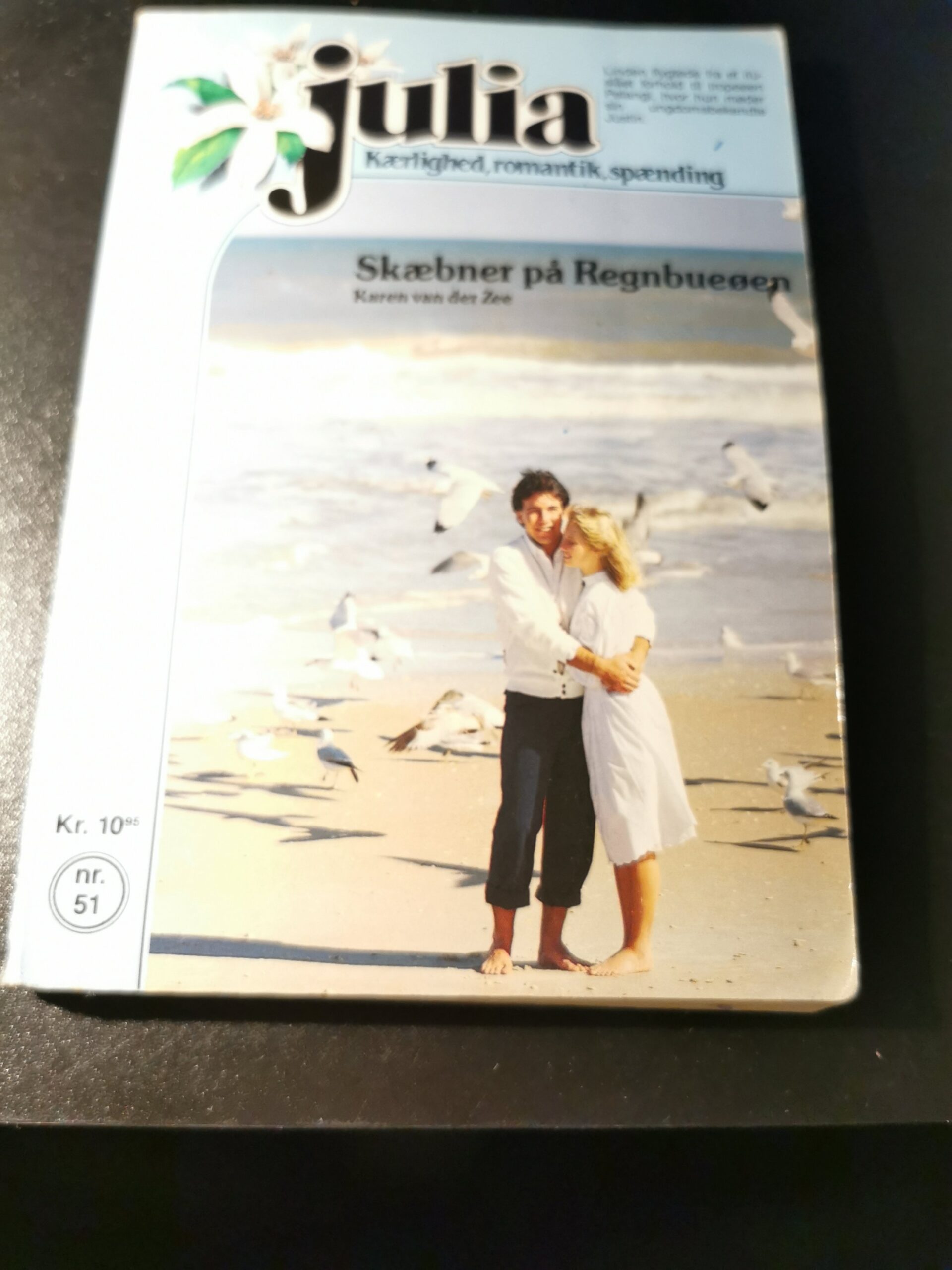 En Skæbner på regnbueøen, Karen Van Der Zee, Aller, Julia, Nr. 51