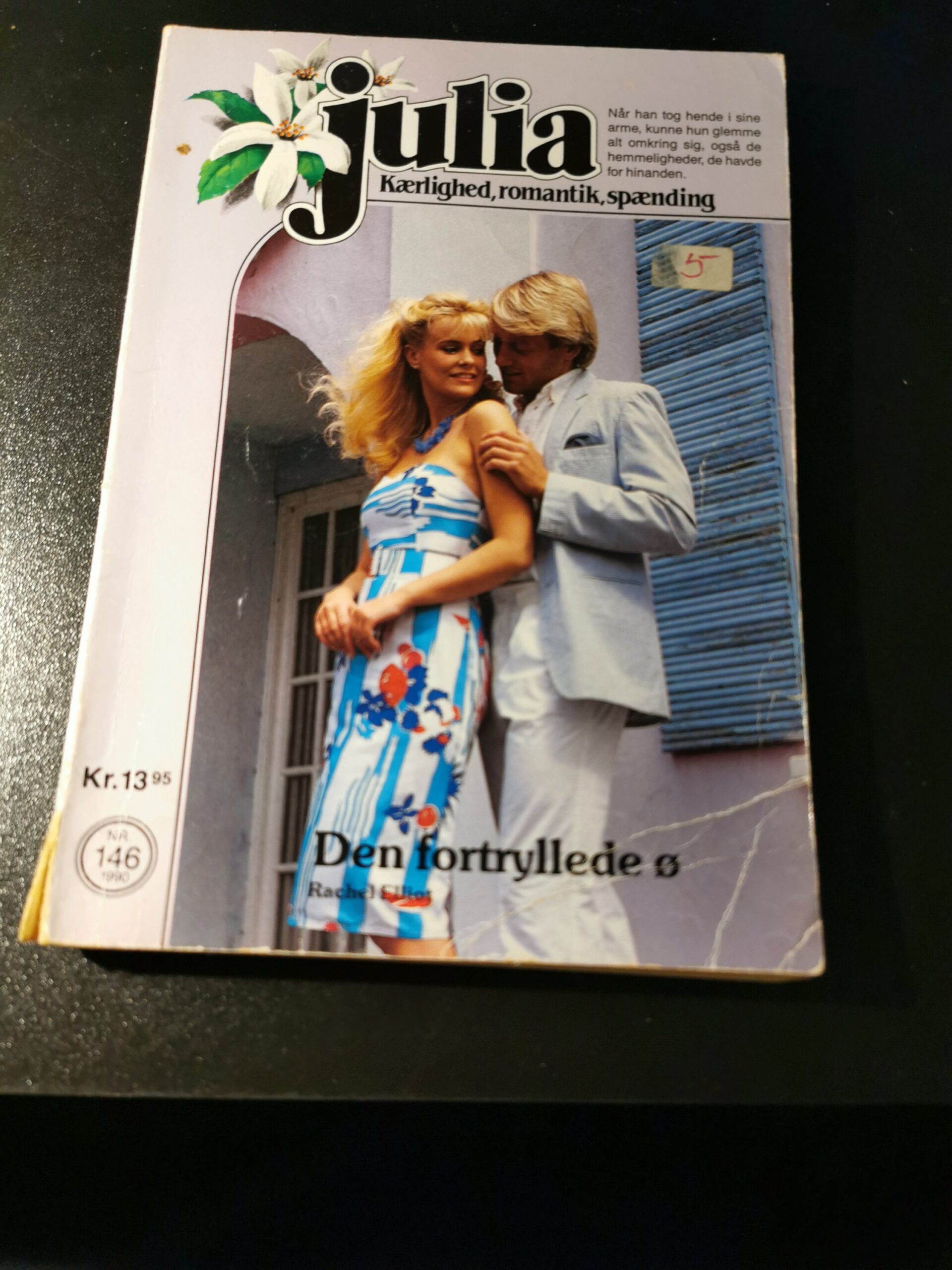 Den fortryllede ø, Rachel Elliot, Julia, Nr. 146/1990