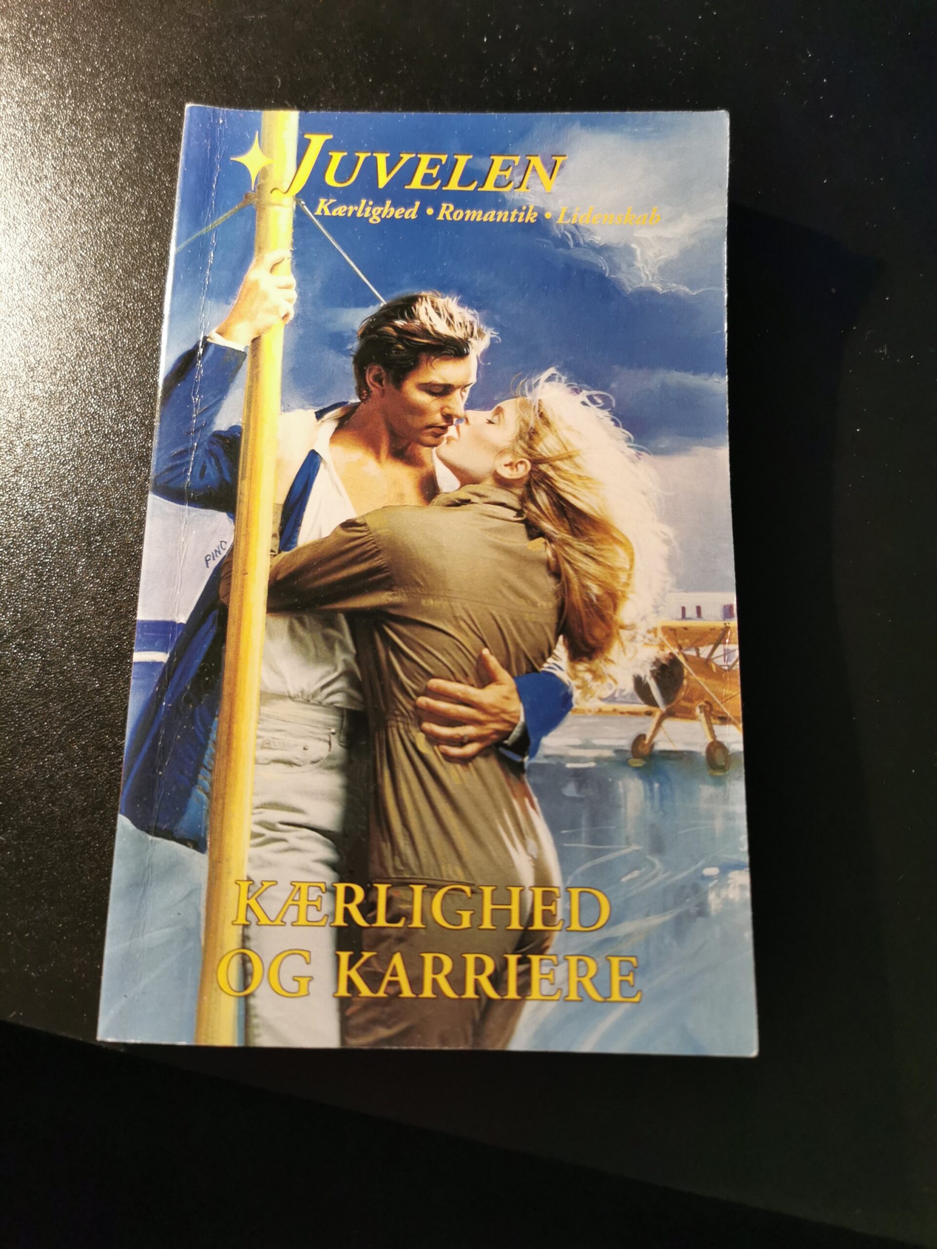 Juvelen, Kærlighed og karriere, Becky Barker, Egmont Tempo A/S, Nr. 6