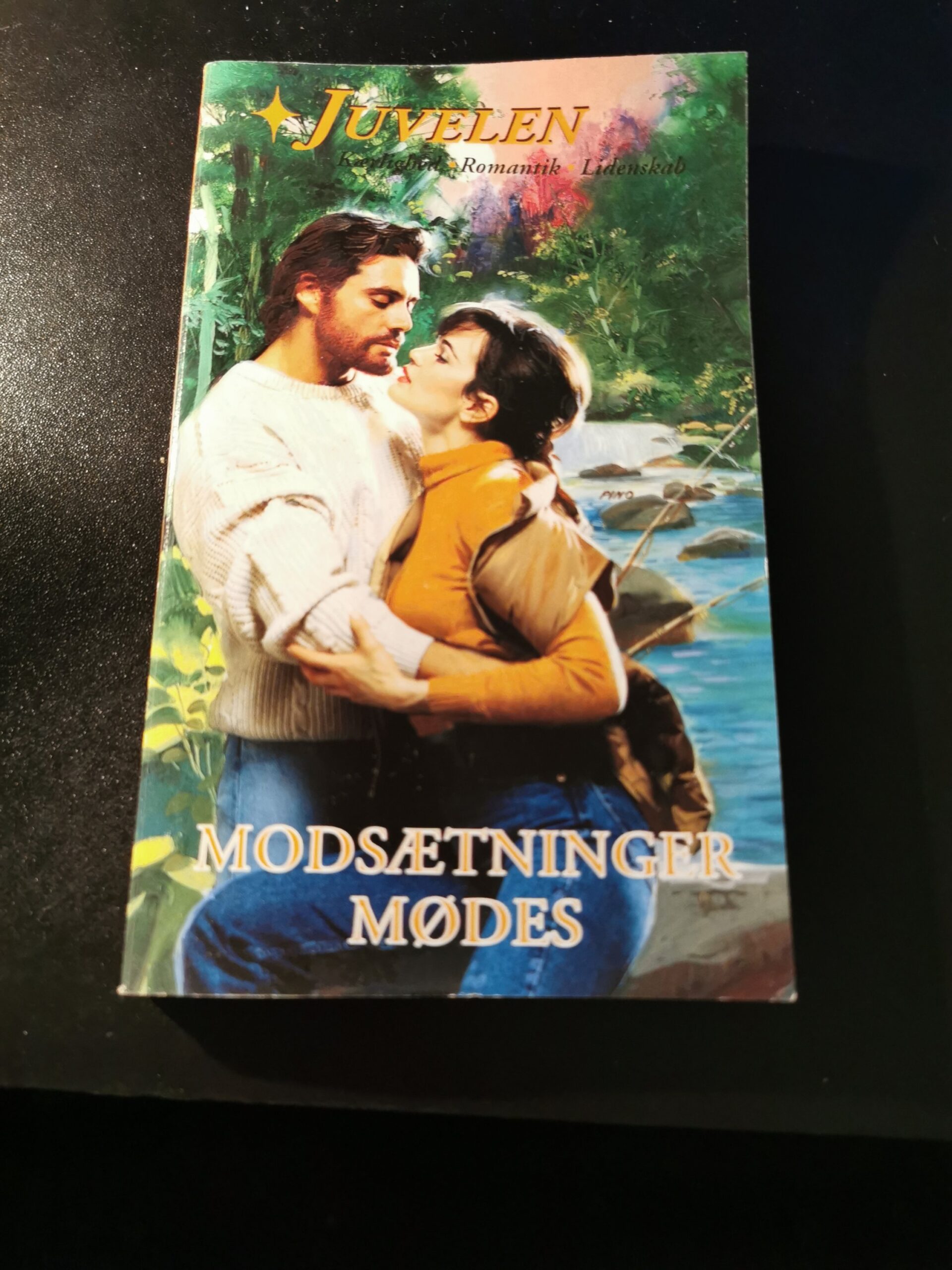 Juvelen, Modsætninger mødes, Gloria Alvarez, Egmont Tempo A/S, Nr. 12