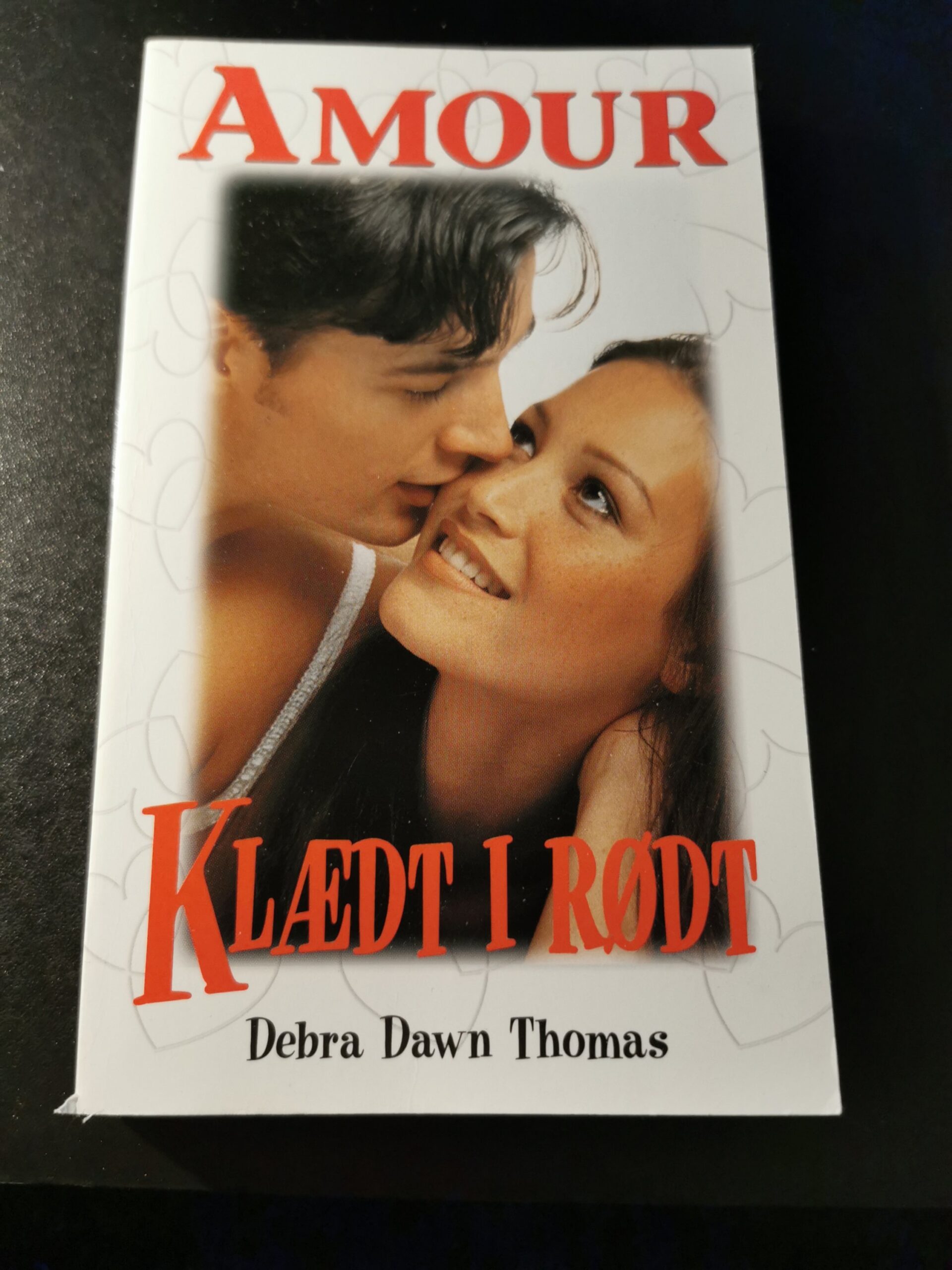 Klædt i rødt, Debra Dawn Thomas, Amour