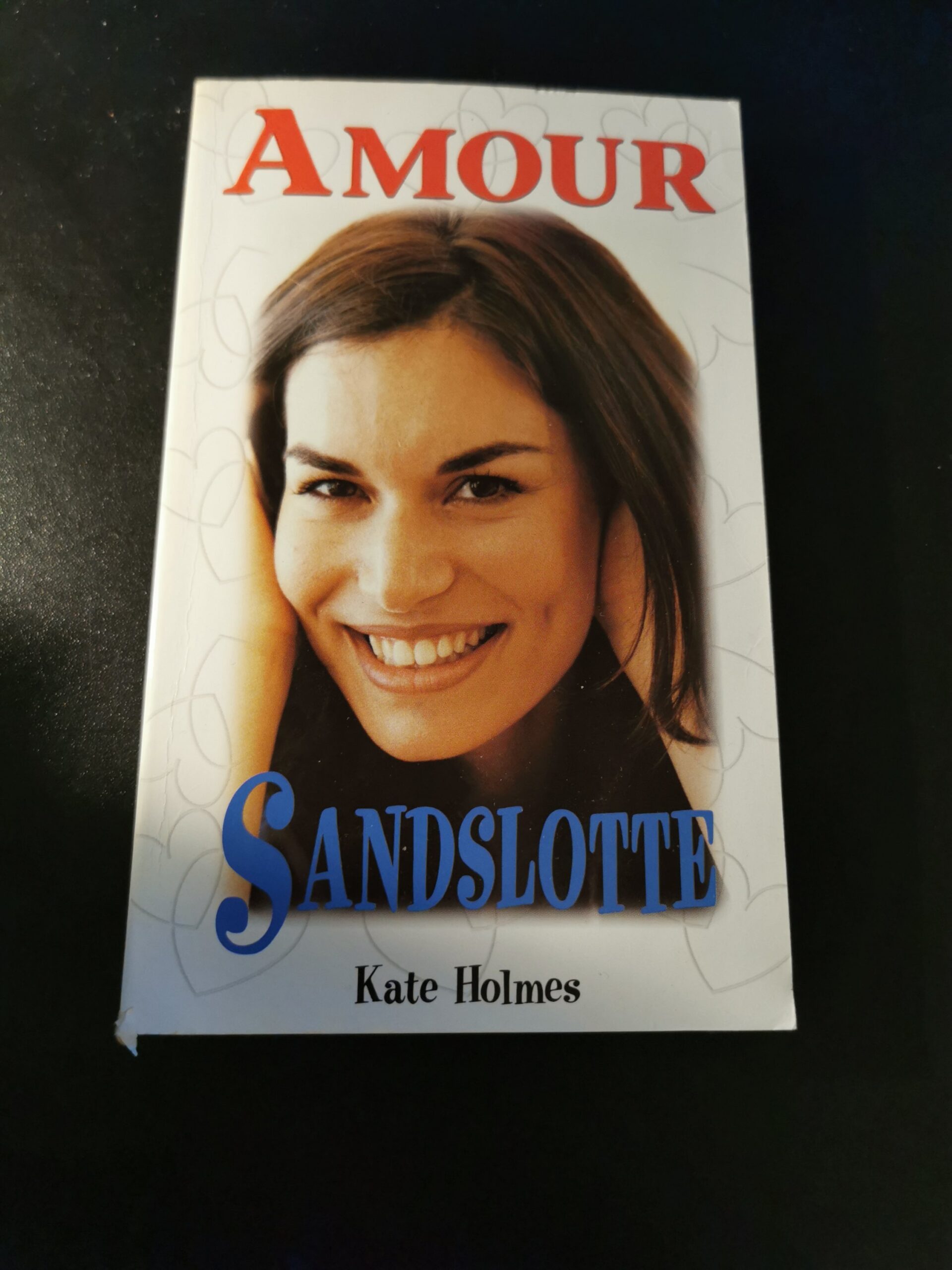 Sandslotte, Kate Holmes, Amour